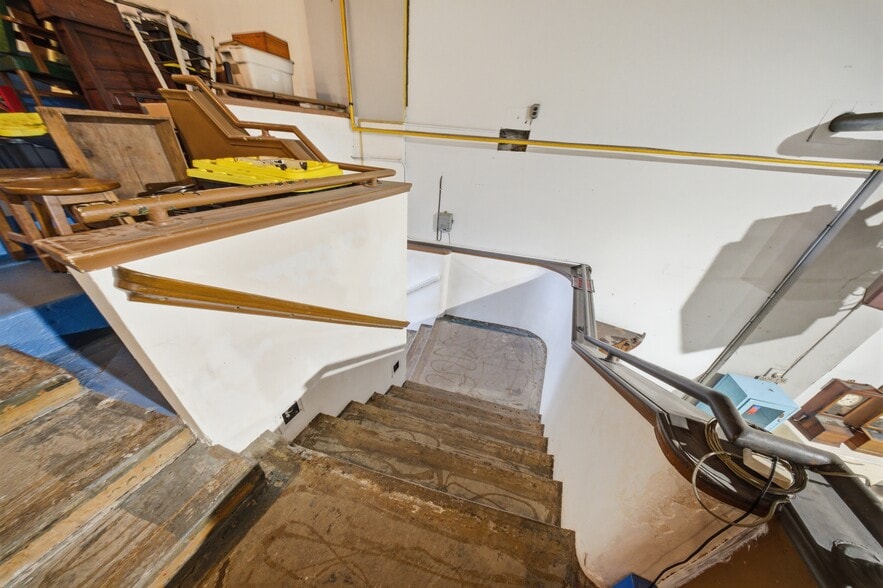 More Photos Of 195 Ottawa St N, Hamilton Storefront For Sale
