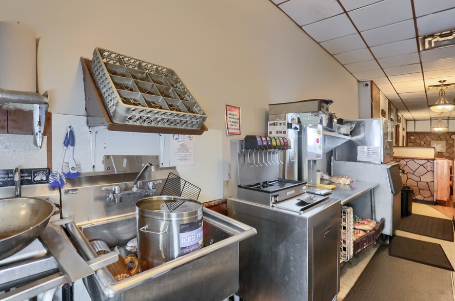 More Photos Of 463 Maplewood Ave, Ambridge Restaurant For Sale