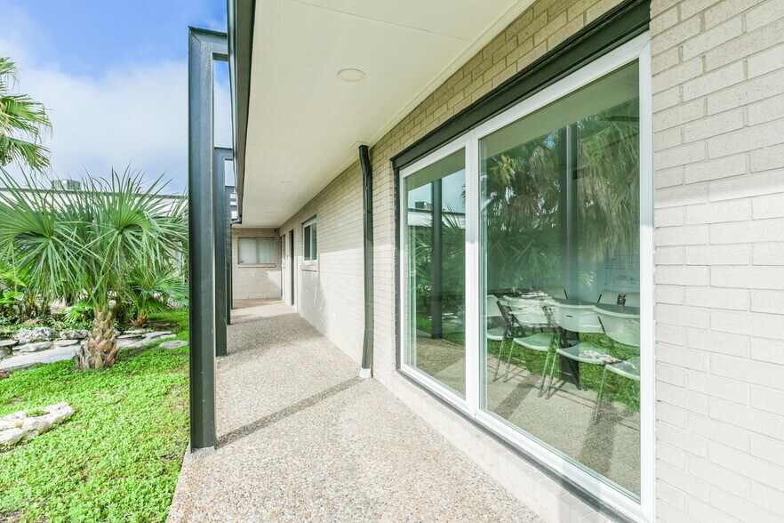 More Photos Of 1022-1024 Pasadena Blvd, Pasadena Medical For Lease