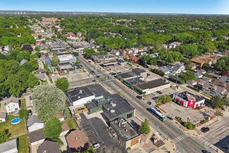 More Photos Of 6715 W North Ave, Wauwatosa Storefront For Lease