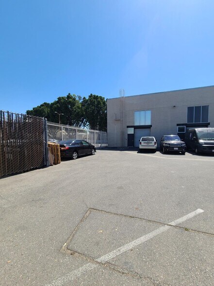 More Photos Of 14539-14547 Erwin St, Van Nuys Loft Creative Space For Lease