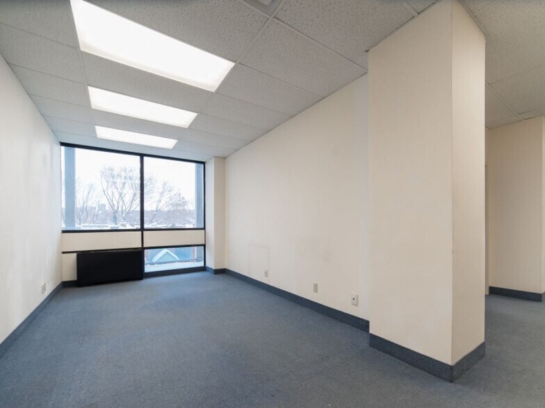 More Photos Of 4999 Rue Sainte-Catherine O, Westmount Apartments For Lease