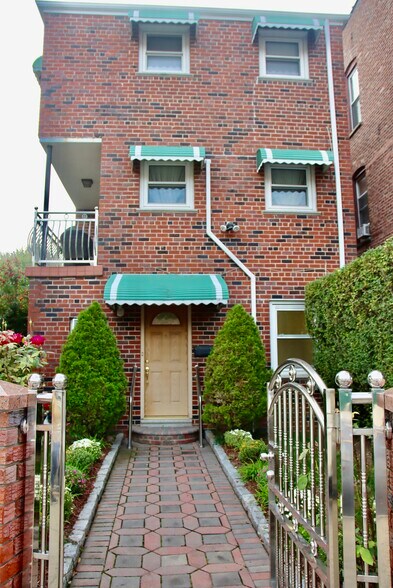 Primary Photo Of 2975 Waterbury Ave, Bronx Apartments For Lease