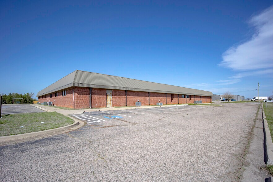 More Photos Of 1400 N Kennedy Ave, Shawnee Office For Sale