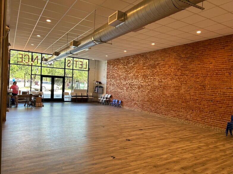 More Photos Of 141 Oak St, Abilene Storefront Retail Office For Sale