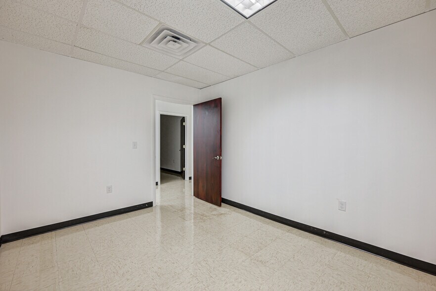 More Photos Of 20 Willow Springs Cir, York Warehouse For Lease