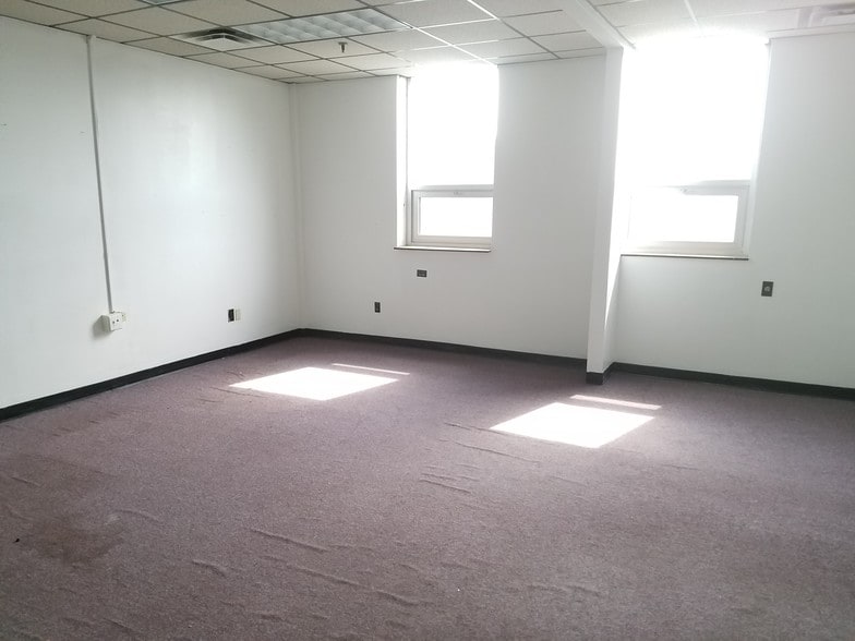 More Photos Of 1661 W Hill St, Louisville Manufacturing For Lease