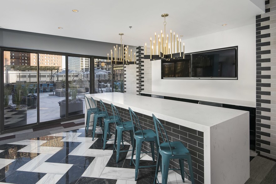 More Photos Of 2 E 8th St, Chicago Apartments For Lease