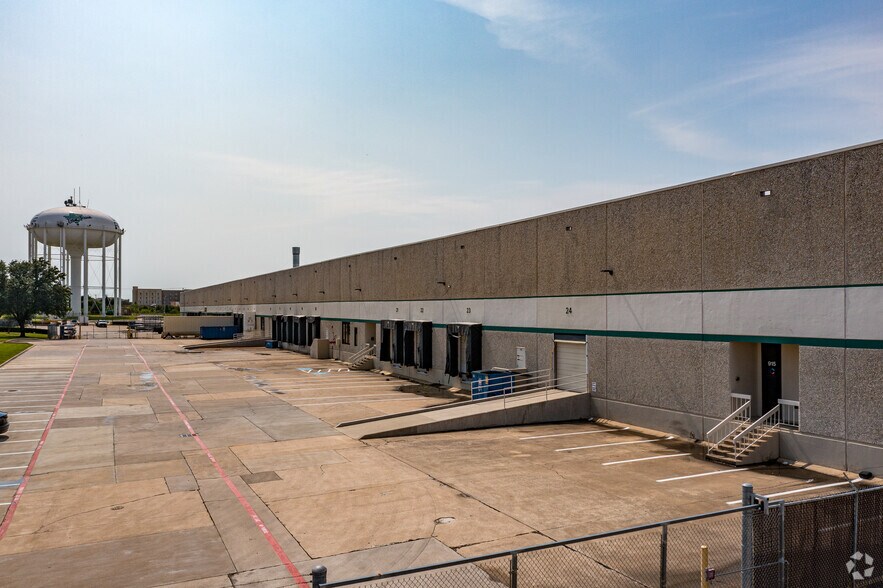 More Photos Of 901-915 Avenue S, Grand Prairie Distribution For Lease