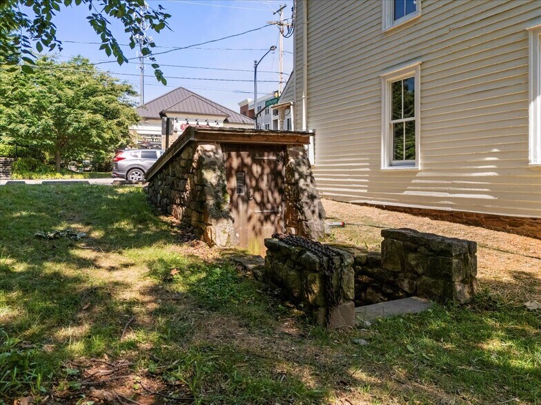 More Photos Of 159 N Sycamore St, Newtown Office For Lease