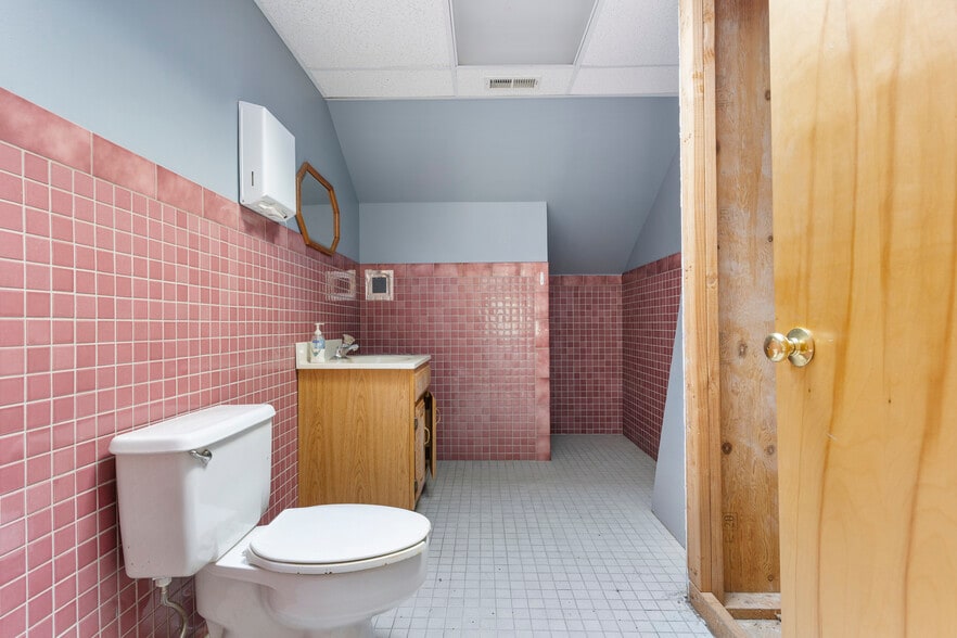 More Photos Of 128 Litchfield Rd, New Milford Medical For Sale