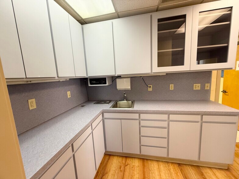 More Photos Of 55 Town Line Rd, Wethersfield Medical For Lease