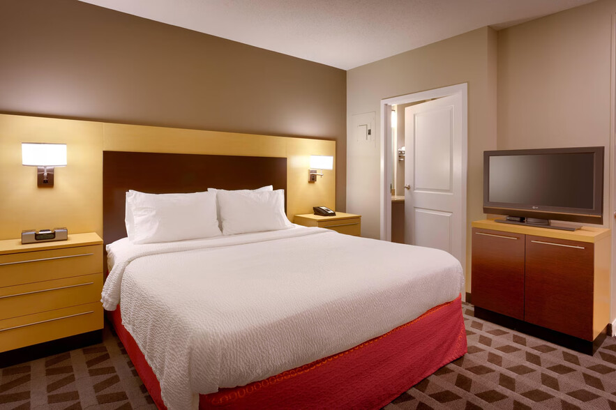 More Photos Of 10865 W Dodge Rd, Omaha Hotel For Sale