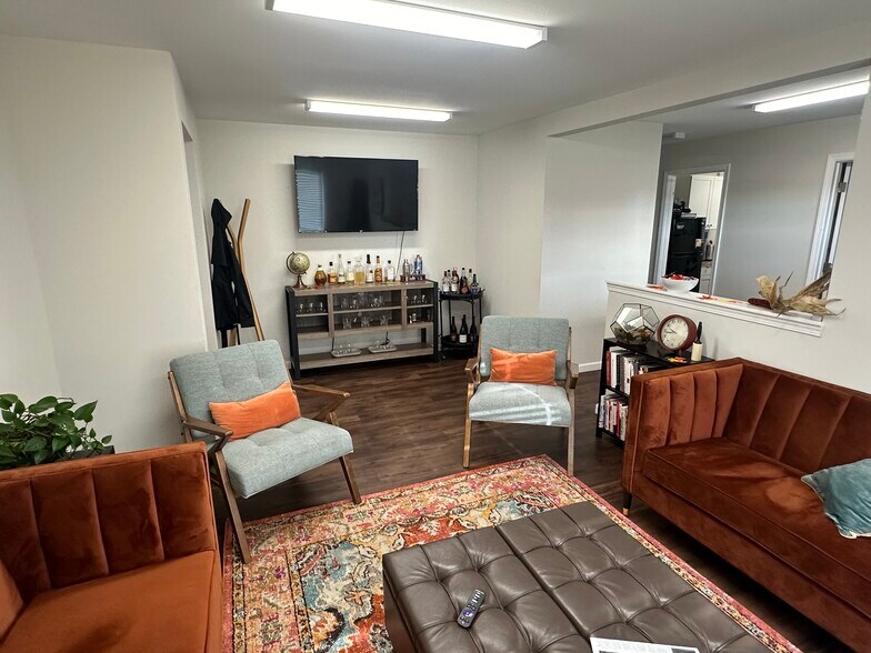 More Photos Of 12555 SW Hall Blvd, Tigard Office For Sale