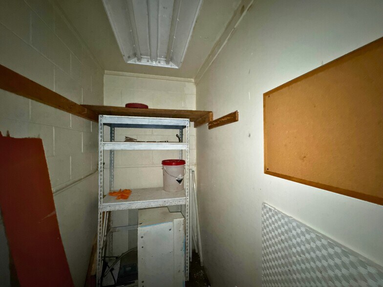 More Photos Of 520 W Broadway, Seminole Flex For Sale