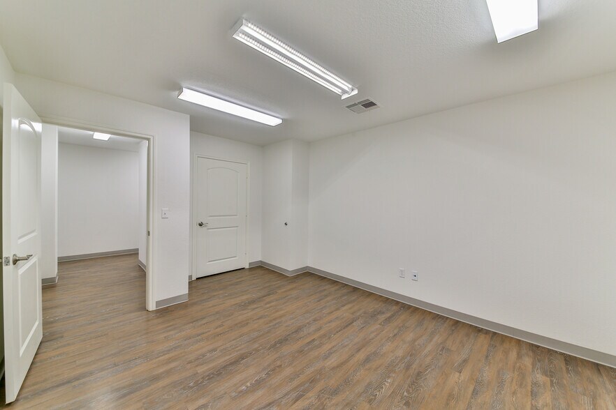 More Photos Of 423 S 8th St, La Porte Distribution For Lease