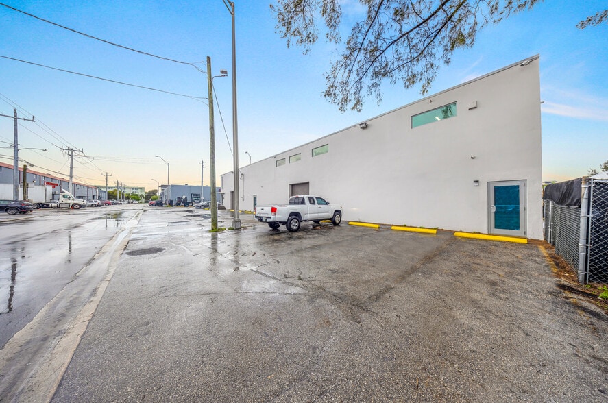 More Photos Of 7550 W 2nd Ct, Hialeah Warehouse For Lease