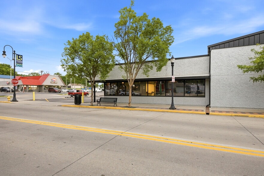 More Photos Of 326 SE Douglas St, Lees Summit Office For Sale