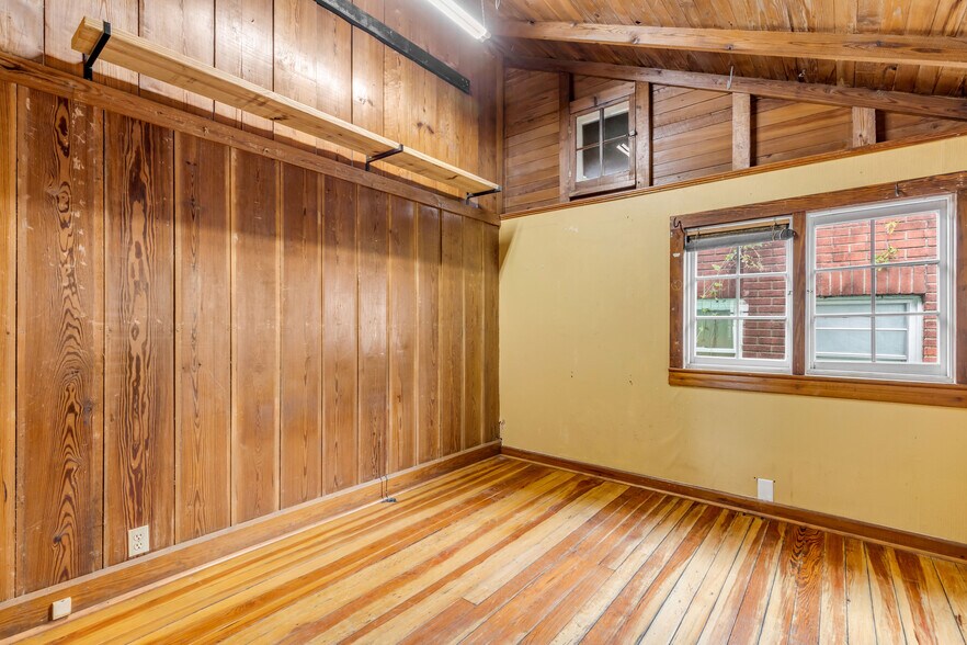 More Photos Of 304 Flagler Ave, New Smyrna Beach Storefront For Sale