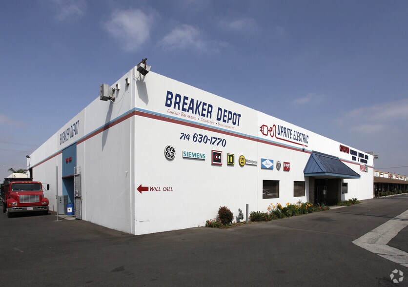 More Photos Of 1161-1163 N Kraemer Blvd, Anaheim Warehouse For Lease