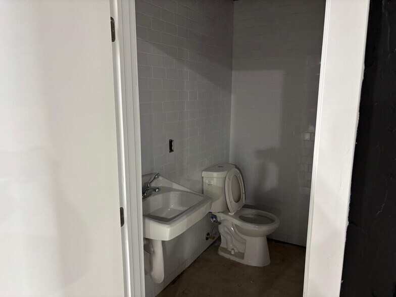 More Photos Of 1085 NW 62nd St, Miami Showroom For Sale