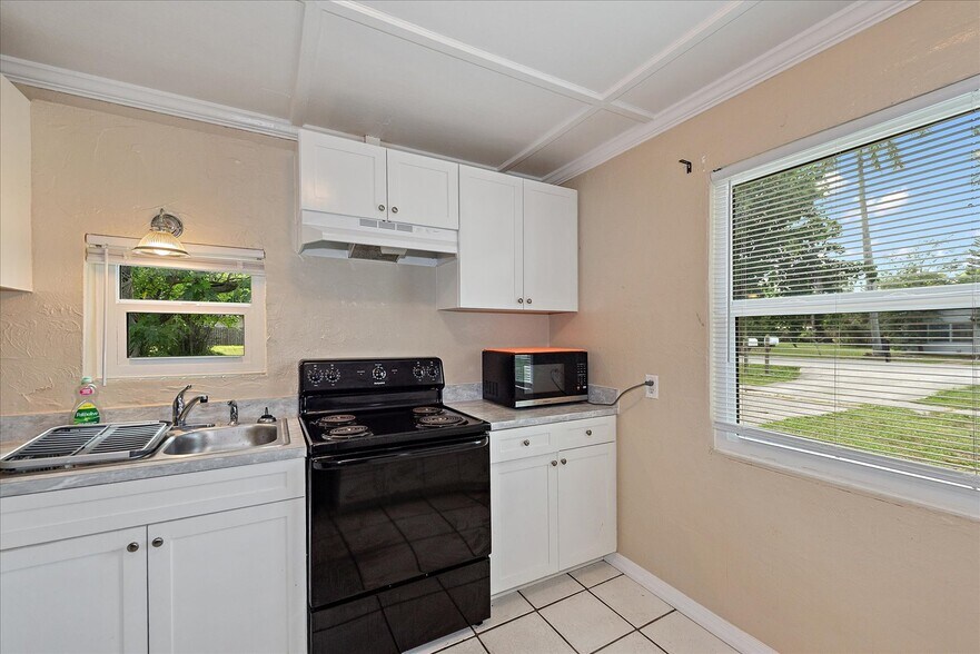 More Photos Of 1905 Oakley Ave, Fort Myers Apartments For Sale