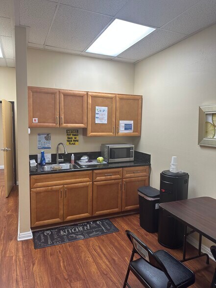 More Photos Of 16605 Sherman Way, Van Nuys Freestanding For Lease