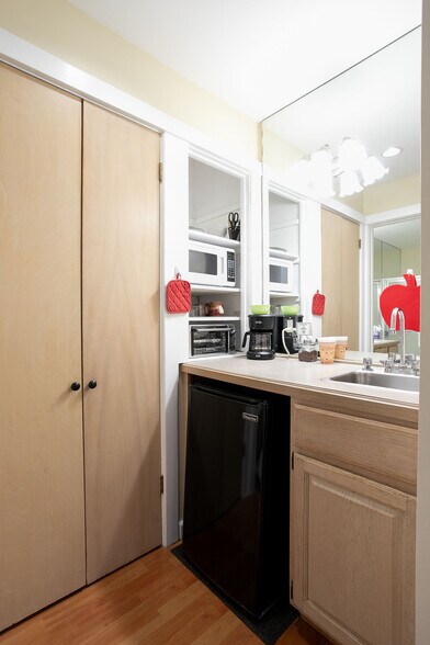 More Photos Of 2 Oak St, West Stockbridge Hospitality For Sale