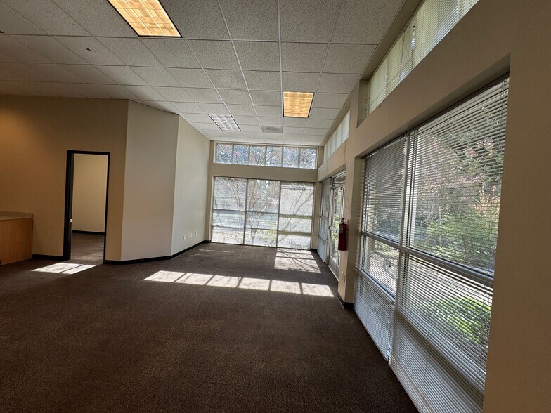 More Photos Of 6455 Lakeview Blvd, Lake Oswego Flex For Sale