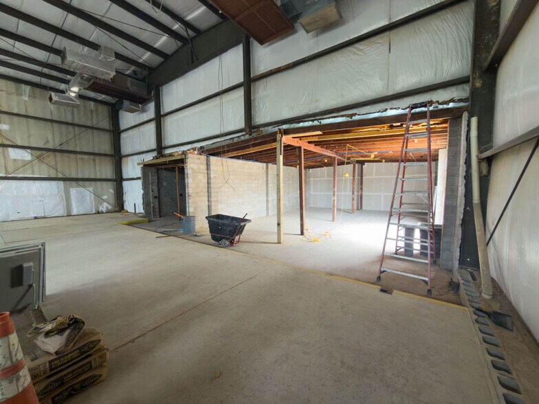 More Photos Of 3110 N Davis Hwy, Pensacola Showroom For Lease