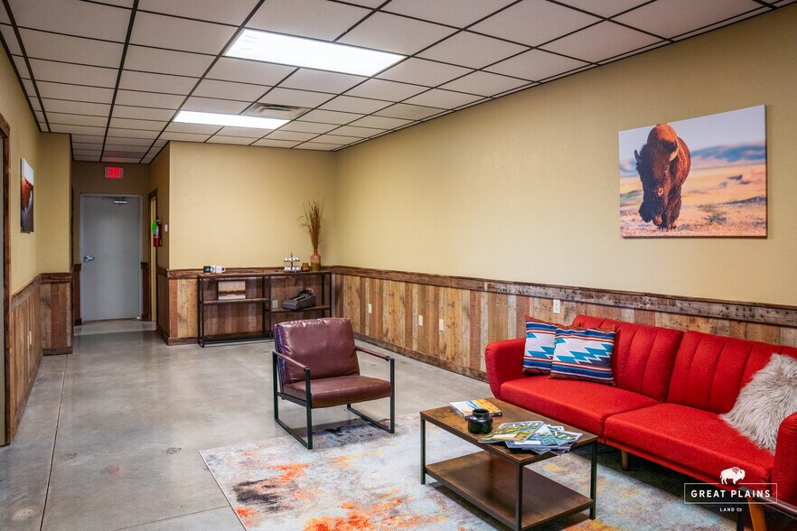 More Photos Of 204 S Broadway Ave, Hinton Storefront Retail Office For Sale