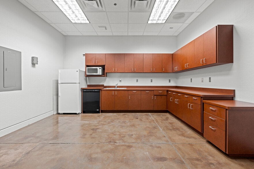 More Photos Of 5425 E Bell Rd, Scottsdale Medical For Sale
