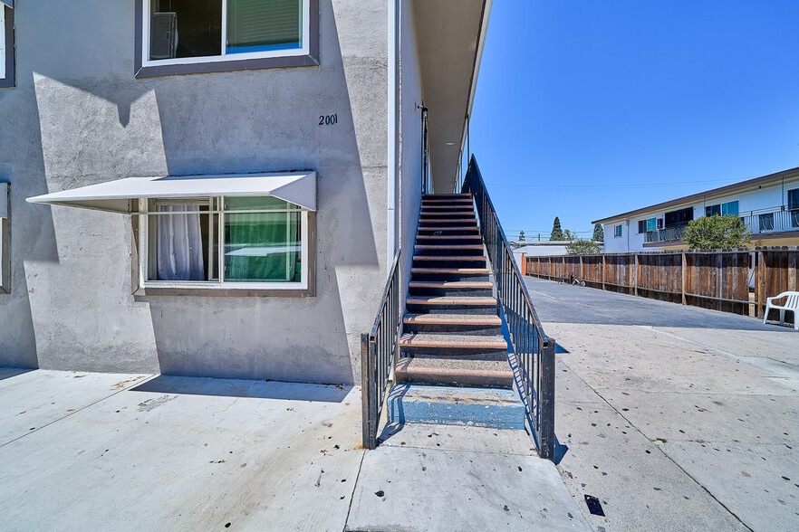 More Photos Of 2001 W Myrtle St, Santa Ana Apartments For Sale