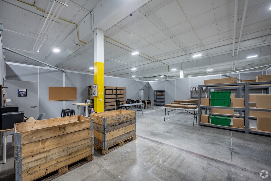 More Photos Of 4440 W Round Lake Rd, Arden Hills Warehouse For Lease