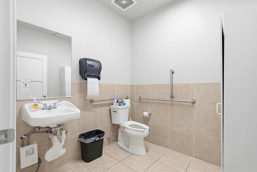 More Photos Of 349 Lake Havasu Ave S, Lake Havasu City Office For Sale