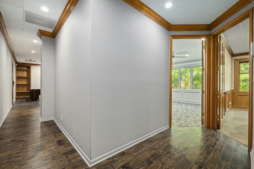 More Photos Of 5750 Balcones Dr, Austin Medical For Sale
