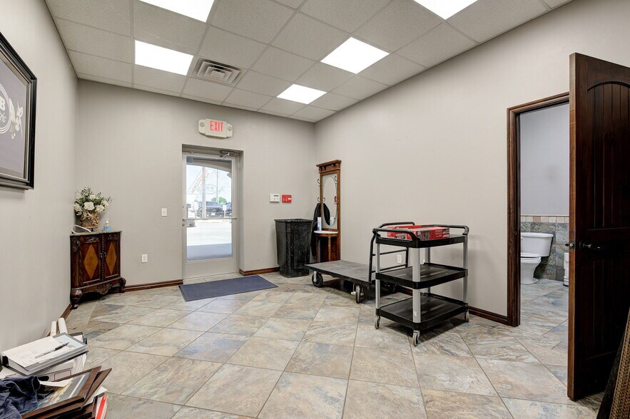 More Photos Of 6308 NW 39th Expy, Bethany Freestanding For Sale
