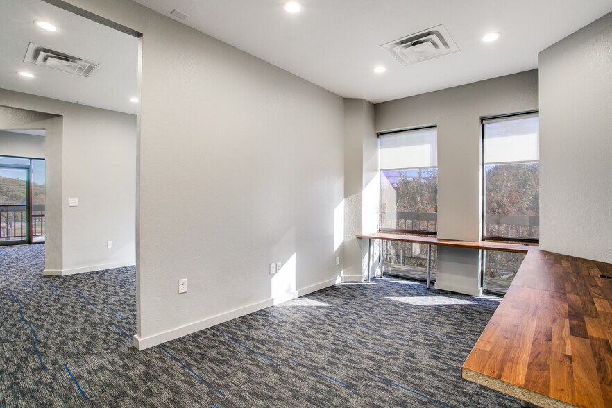 More Photos Of 2650 Valley View Ln, Farmers Branch Office For Sale