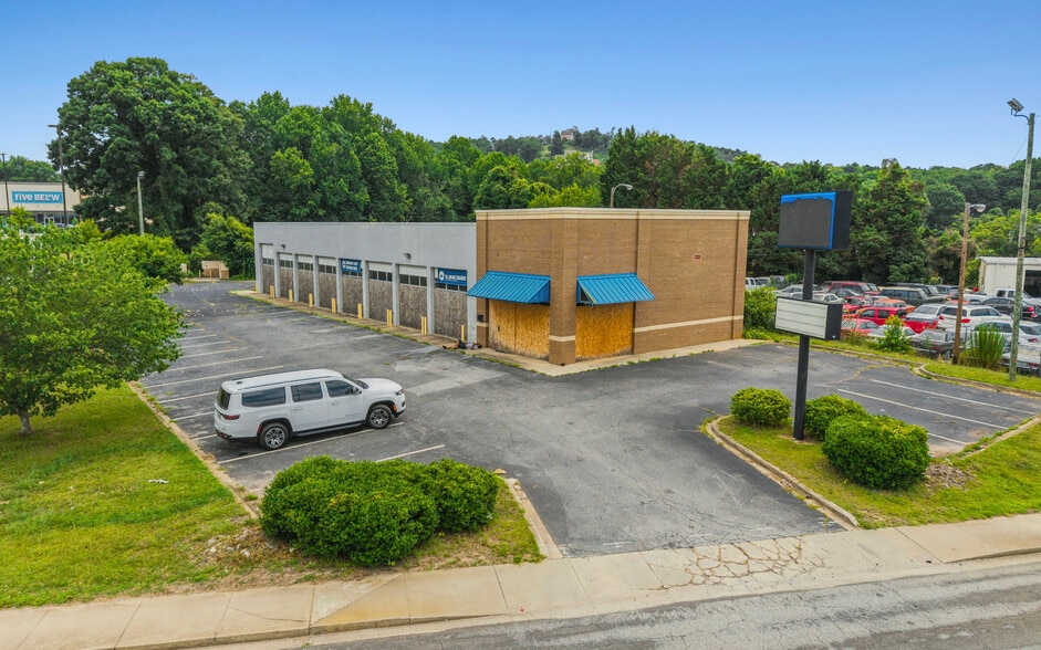 More Photos Of 3110 N Pleasantburg Dr, Greenville Auto Repair For Sale