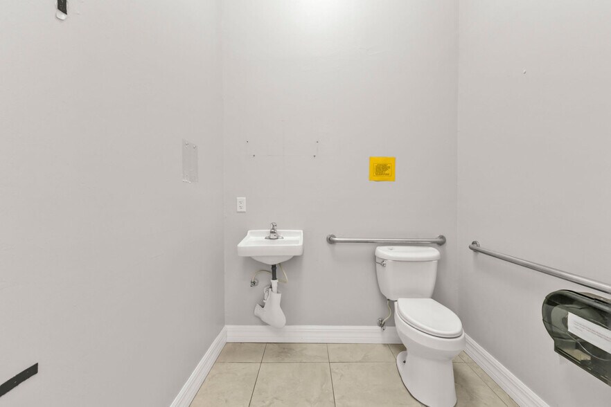 More Photos Of 4694 Tamiami Trl, Port Charlotte Freestanding For Lease