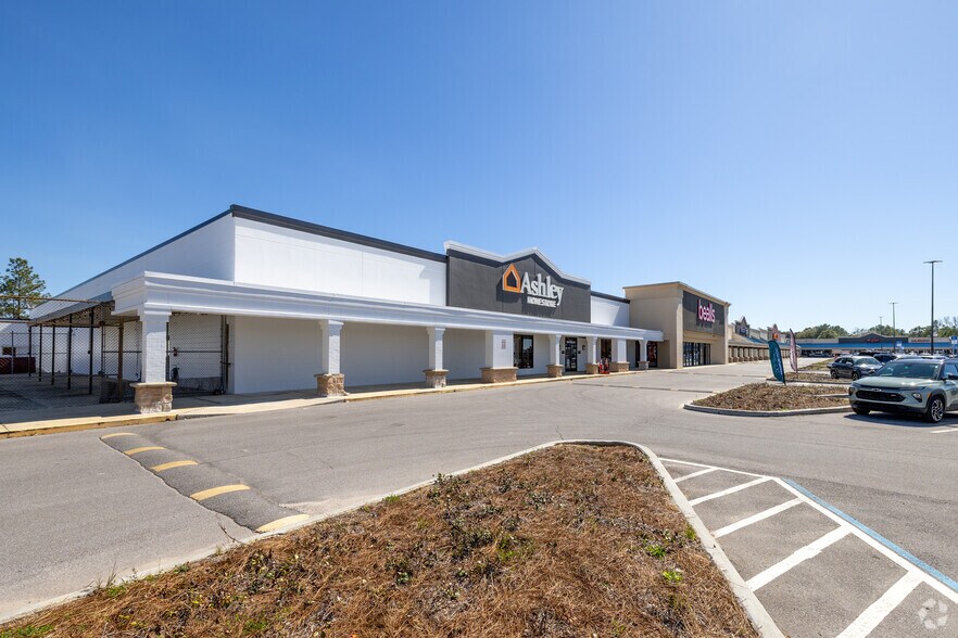 More Photos Of 2493-2549 S Ferdon Blvd, Crestview Unknown For Lease