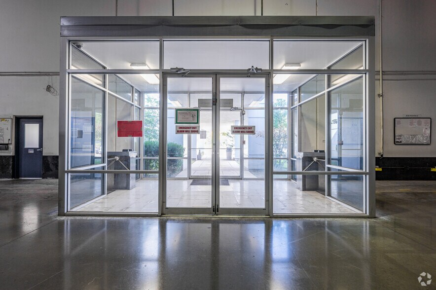 More Photos Of 5001 Greenwood Rd, Shreveport Distribution For Lease