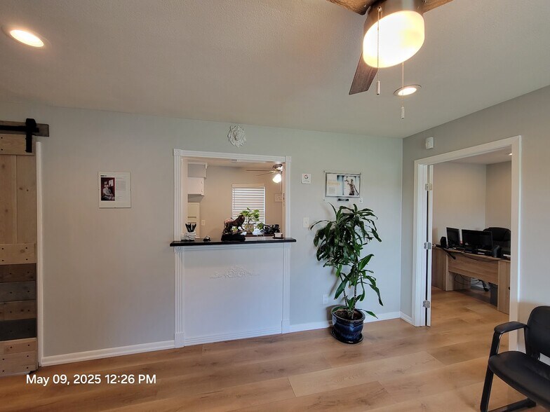 More Photos Of 1913 Hemlock Dr, Haltom City Office For Sale