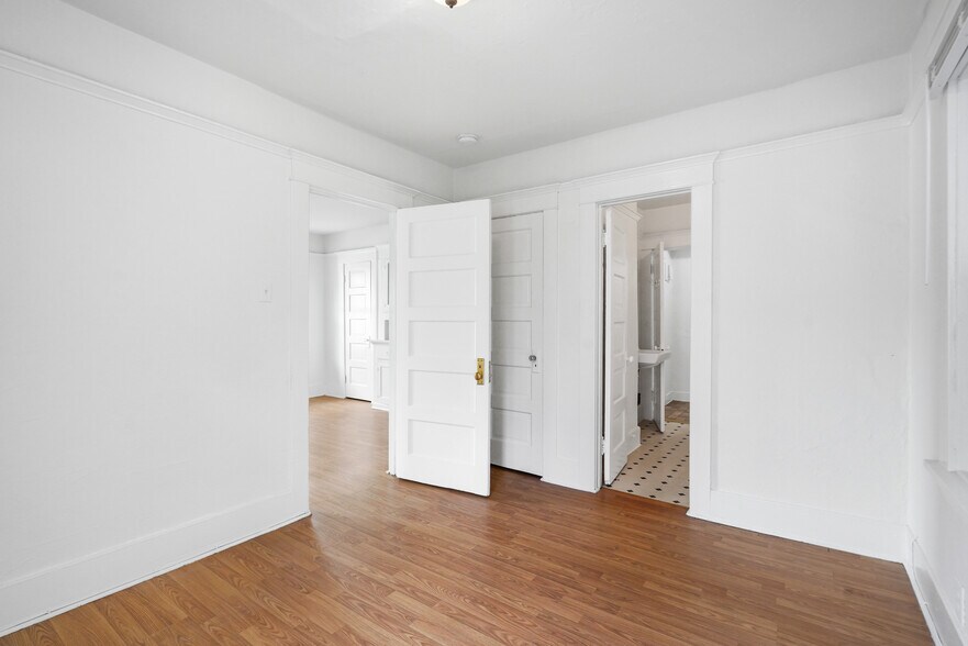 More Photos Of 2006 Strongs Dr, Venice Apartments For Sale