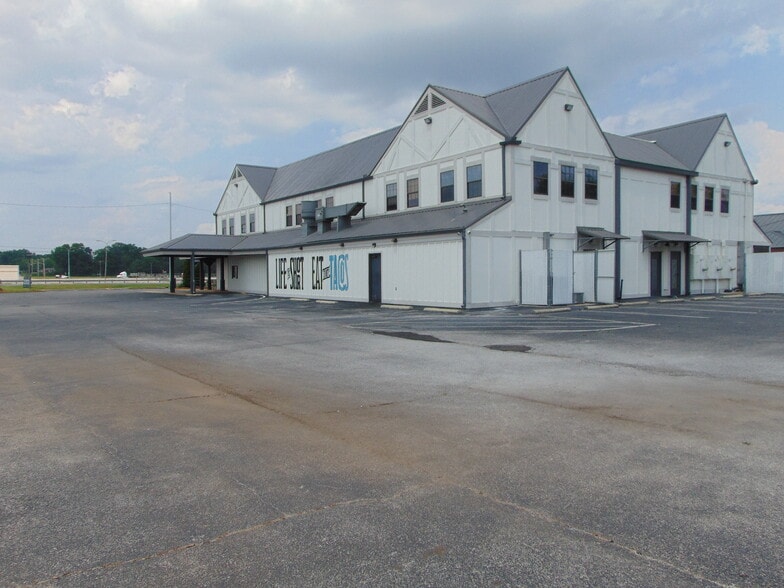 More Photos Of 400 Avalon Ave, Muscle Shoals Restaurant For Sale
