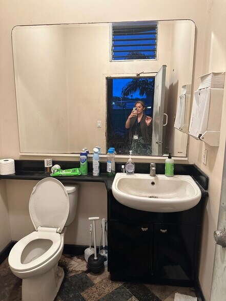 More Photos Of 874 Alua St, Wailuku Warehouse For Lease