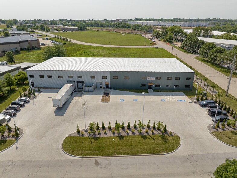 More Photos Of 421 NW Capital Dr, Lee's Summit Warehouse For Lease