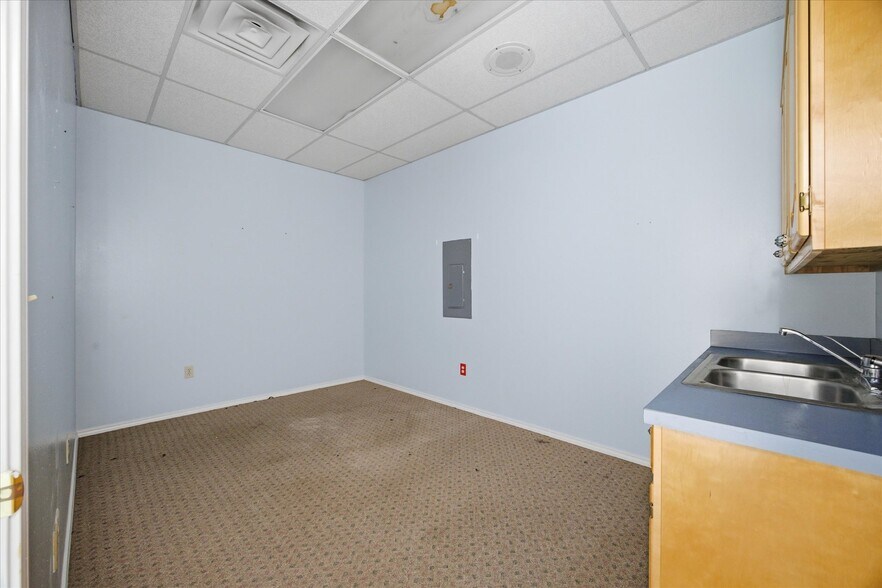 More Photos Of 2108 Monroe St, Commerce Showroom For Lease