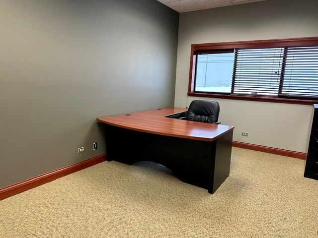 More Photos Of 707 Ridgeview Dr, McHenry Flex For Sale