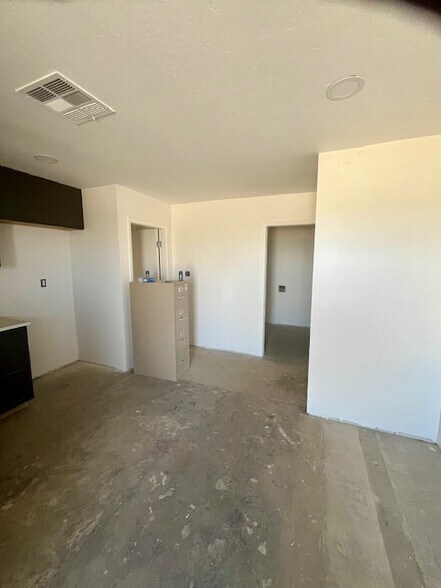 More Photos Of 1270 E Riverside St, Shafter Service For Sale